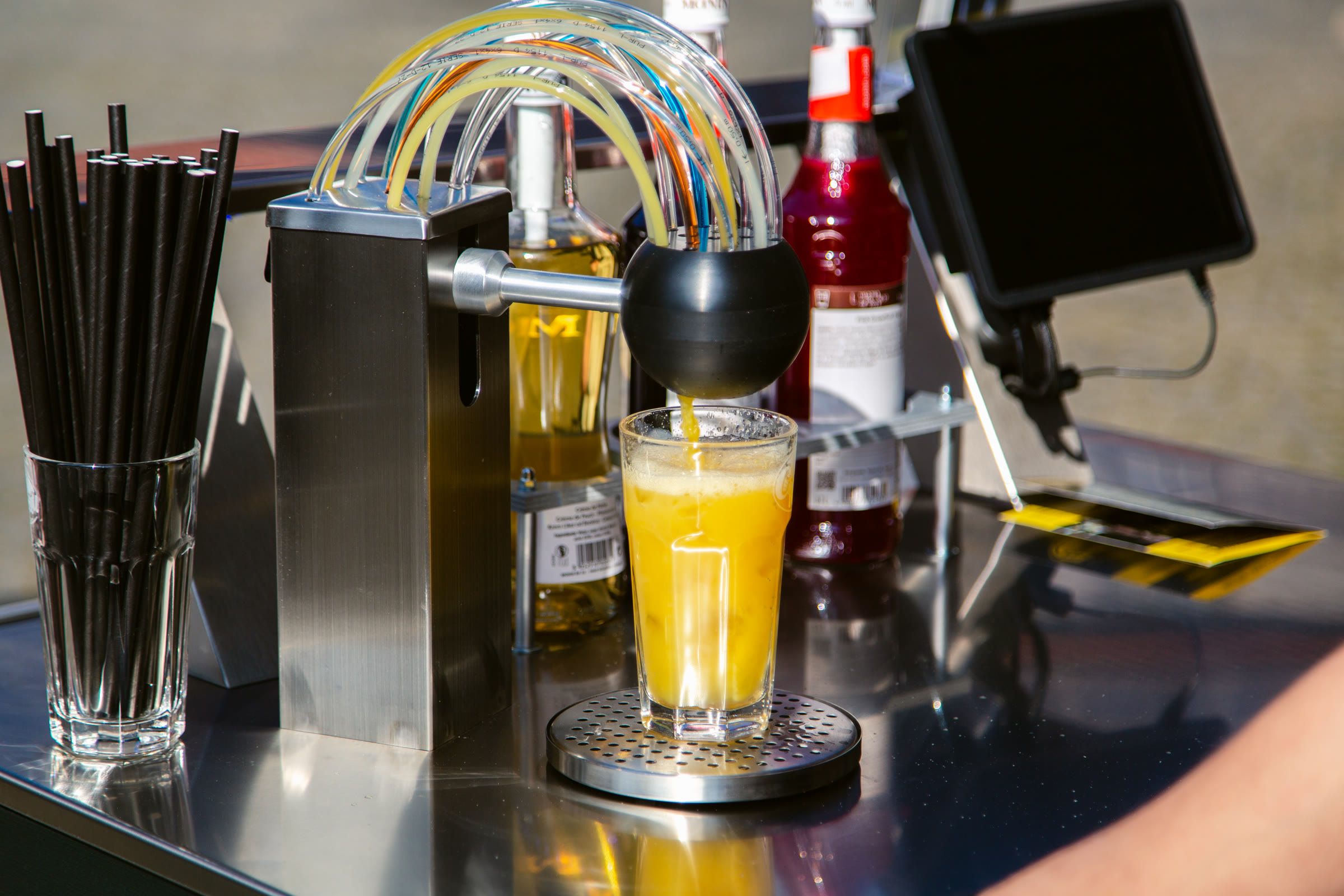 Die Cocktailanlage zapft einen Cocktail direkt ins Glas