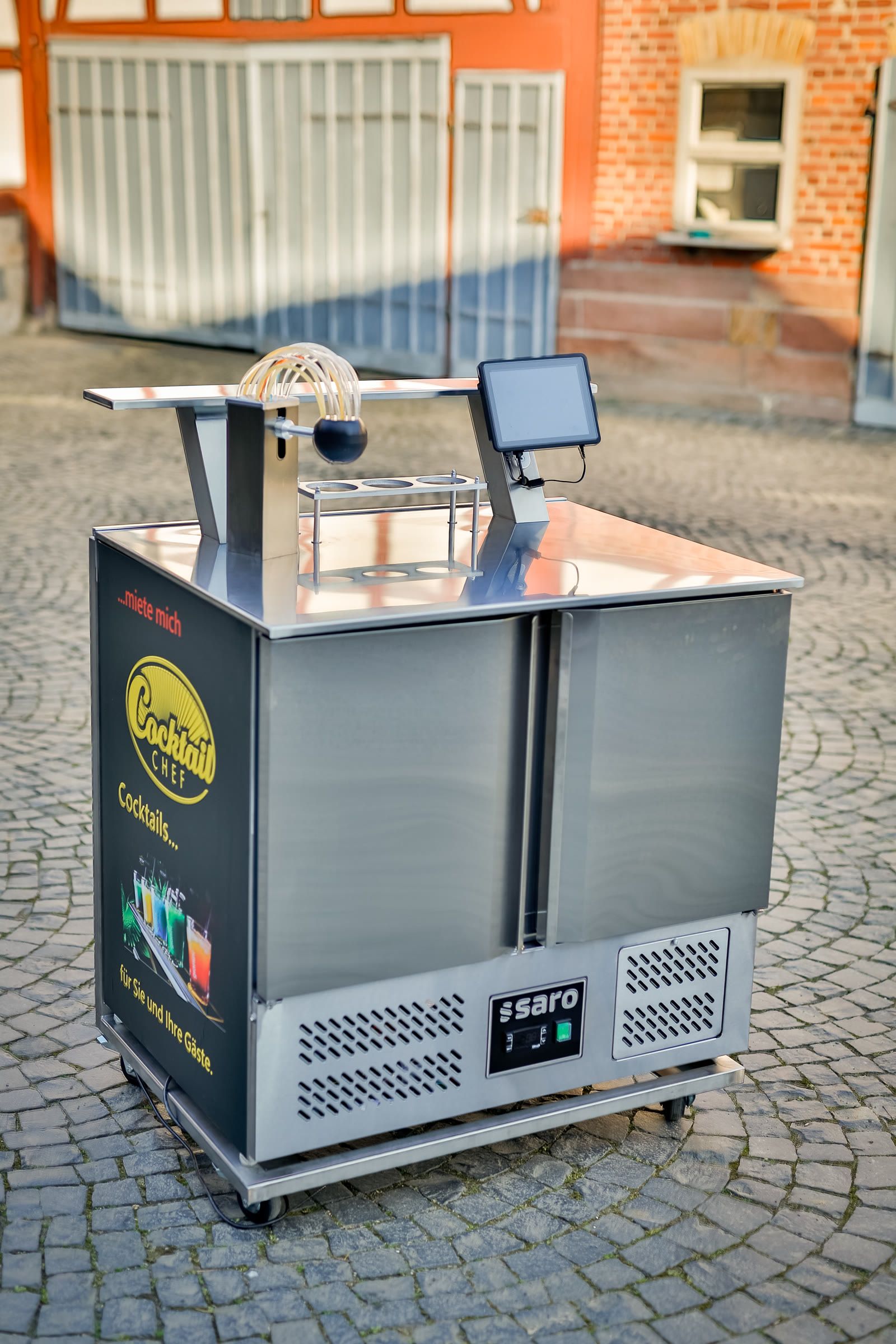Mobile Cocktailbar auf Kopfsteinpflaster