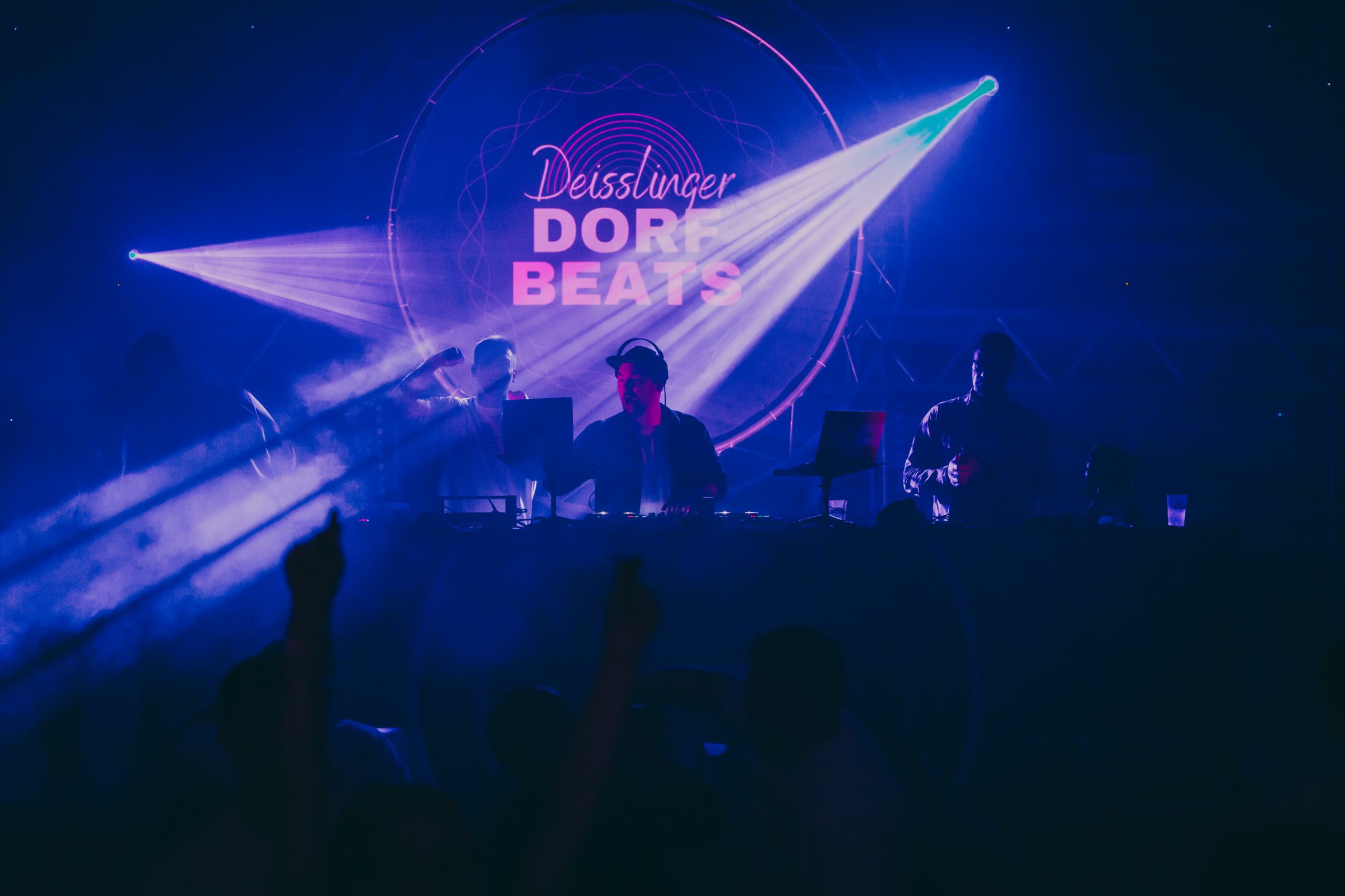 DJs auf der Bühne der Deißlinger DorfBeats mit Laserlicht und DorfBeats-Logo