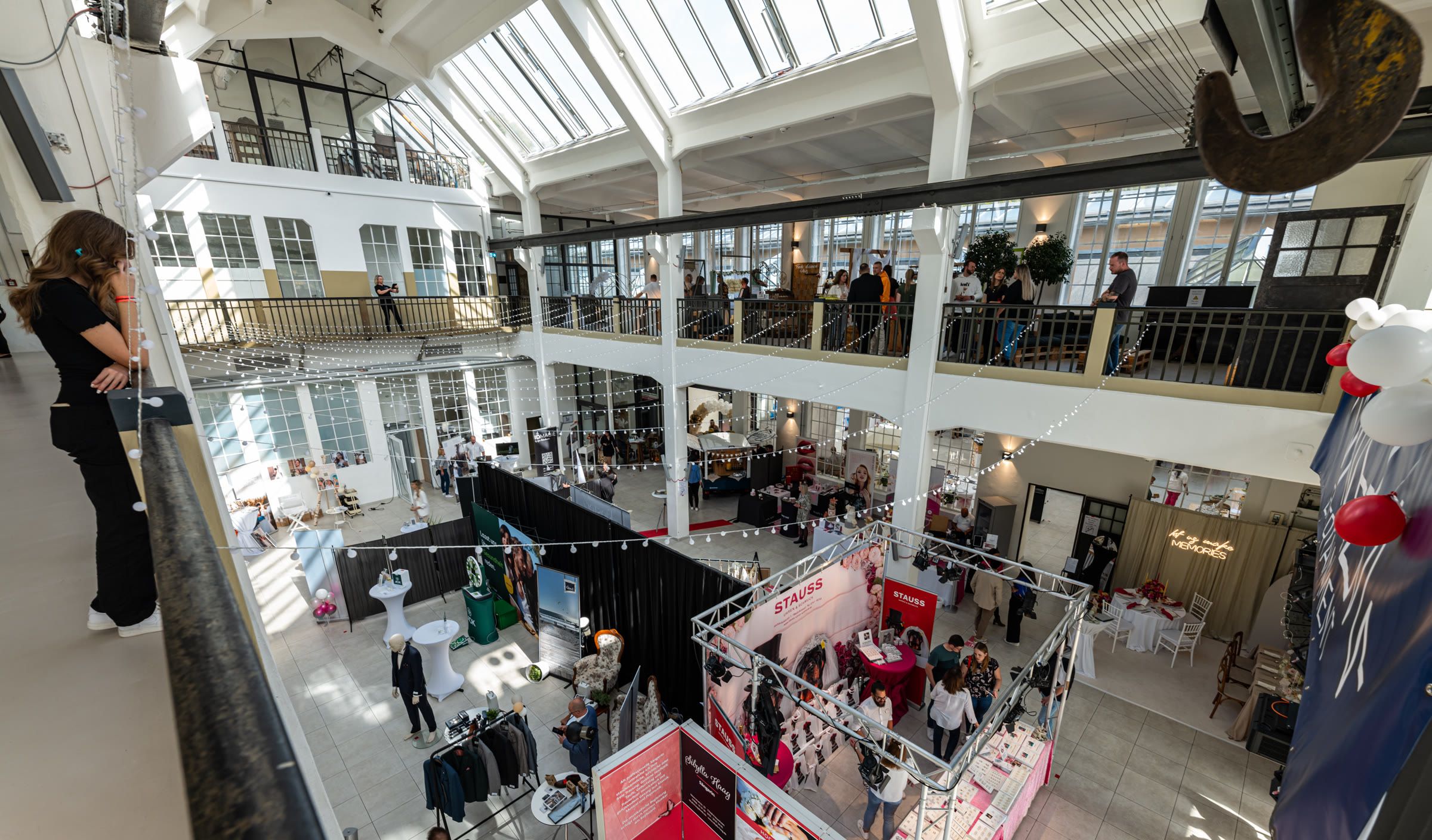 Blick von der Galerie auf die Ausstellerstände der Hochzeitsmesse Rottweil in der Pulverfabrik