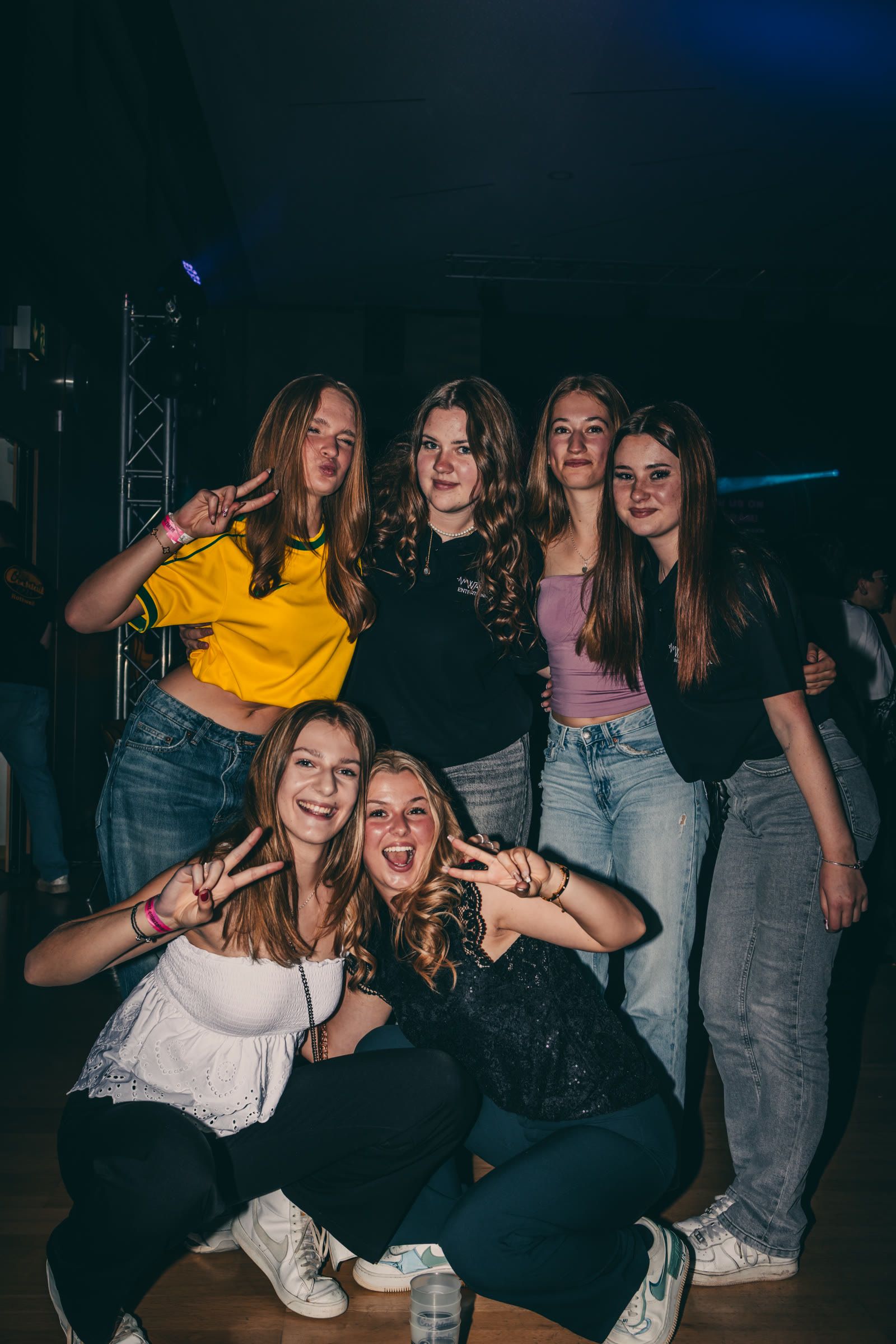 Gruppe junger Gäste posiert gut gelaunt auf einer Party