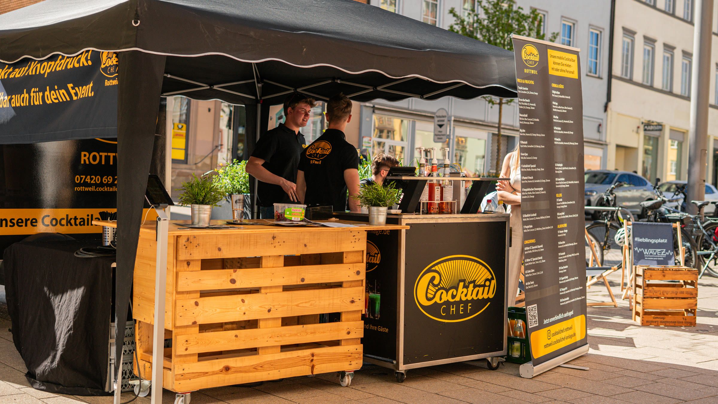 Mobile Cocktailbar mit Barkeepern im Einsatz in der Innenstadt