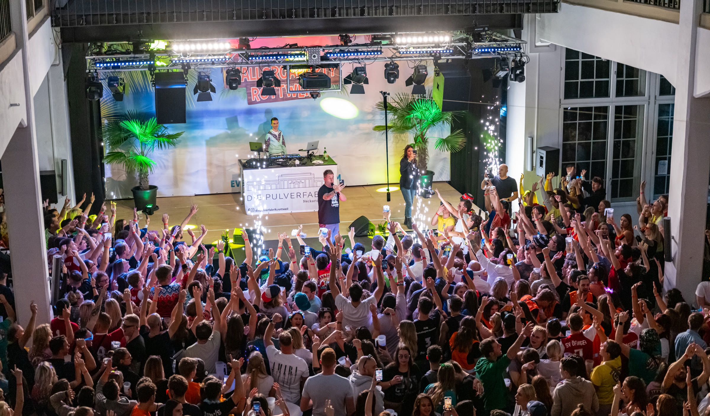 Volle Halle vor der DJ-Bühne bei der Mallorcaparty