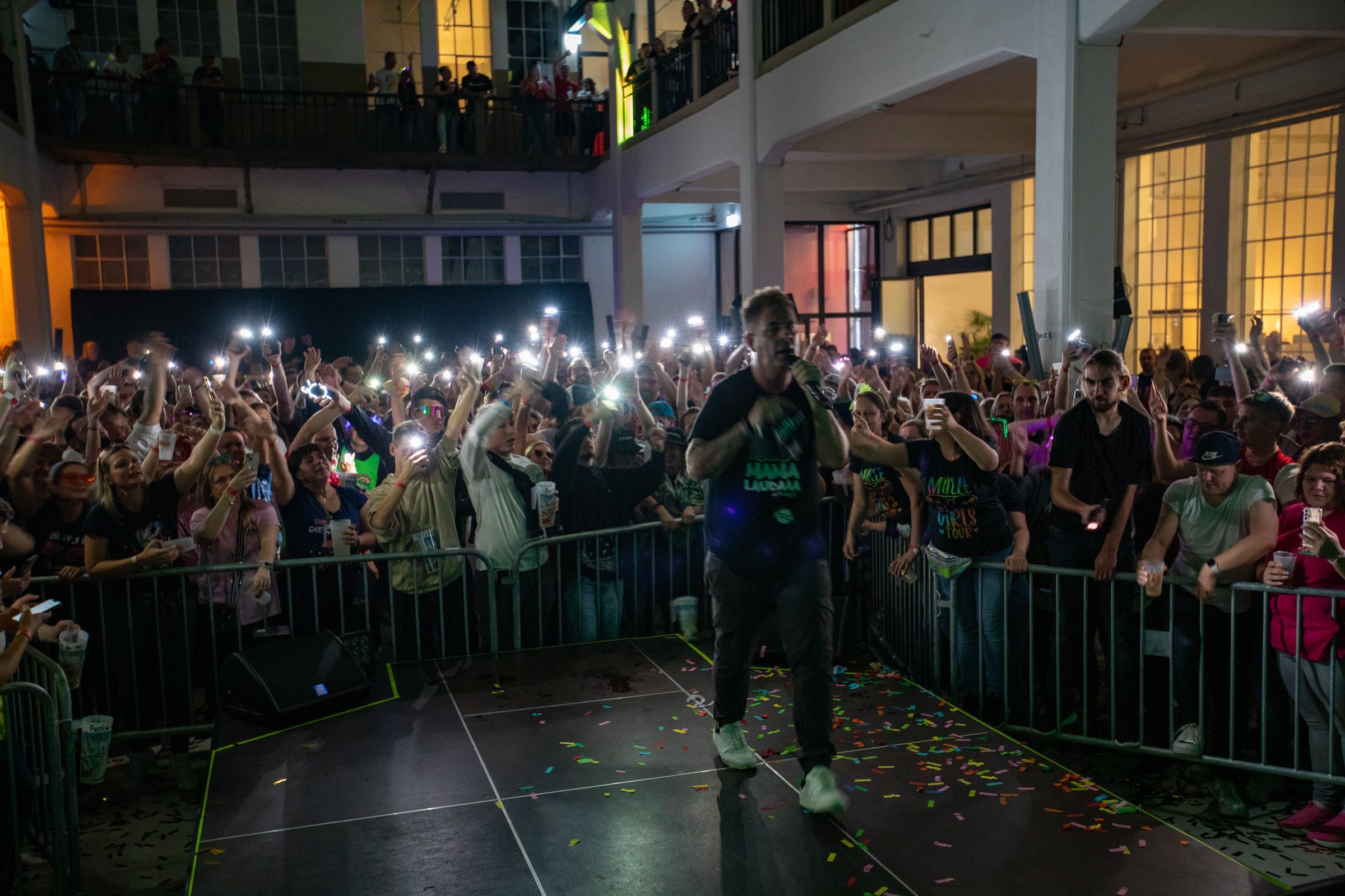 Lichtermeer aus Handylichtern vor der Bühne der Mallorcaparty Rottweil